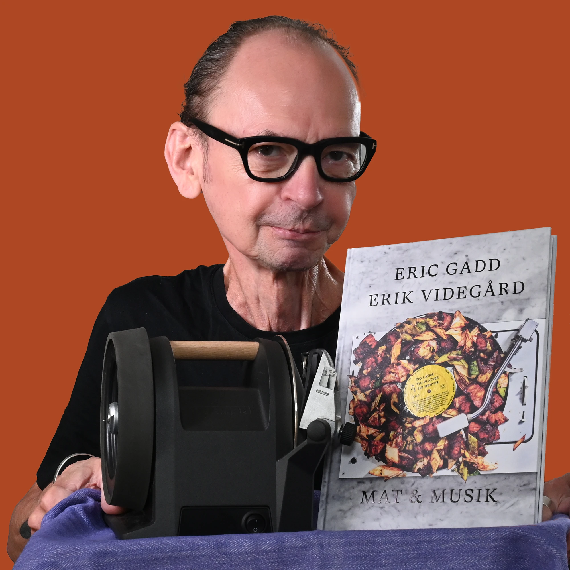 Erik Videgård with his cookbook Mat & Musik and a Tormek T-1 in the color Carbon Black.
