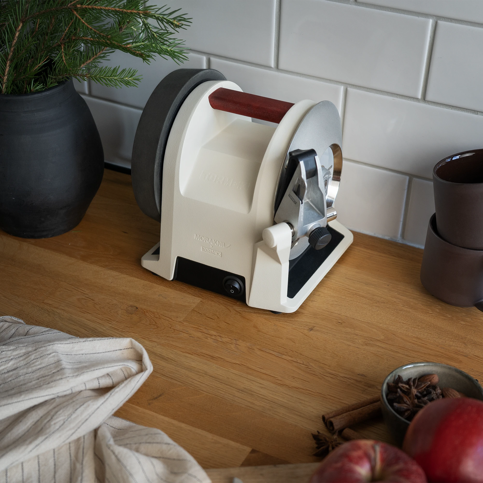 Tormek T-1 Morakniv 1891 - Linen White in a holiday setting