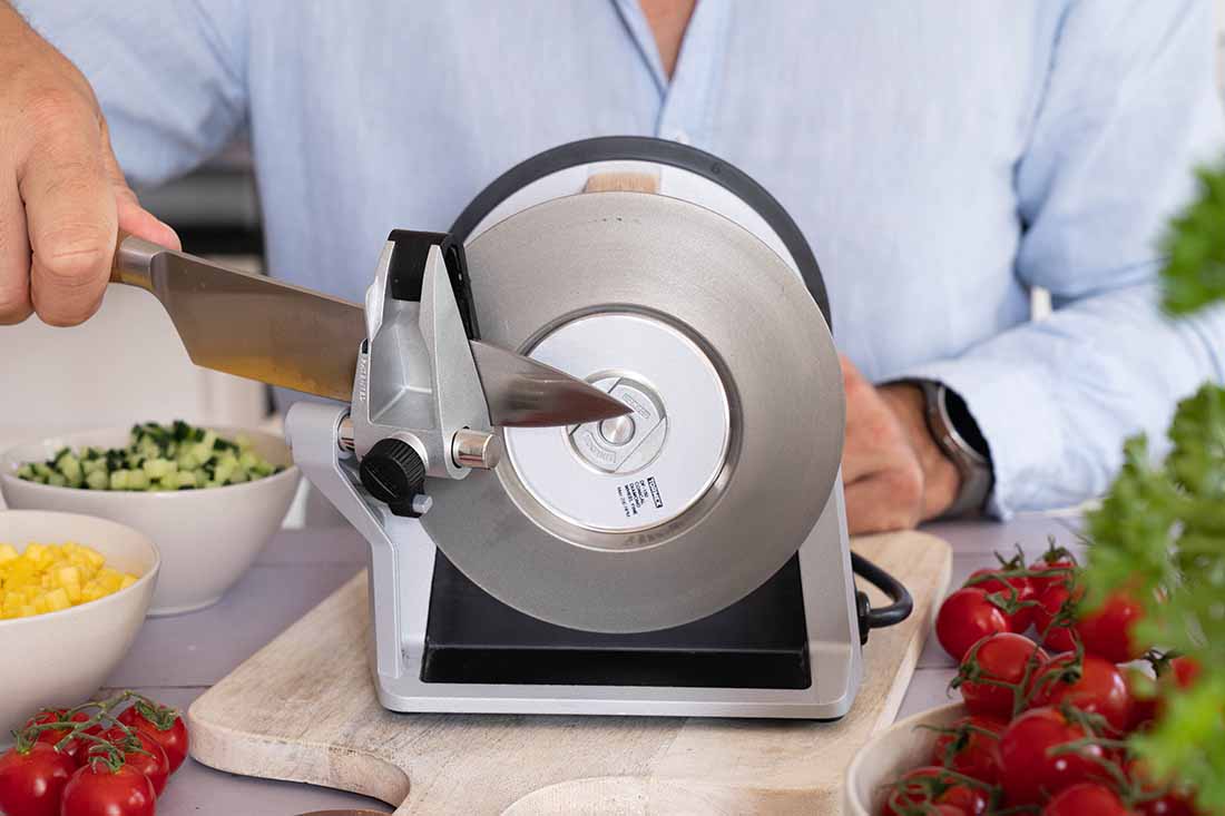 Sharpen a kitchen knife on the Tormek T-1 