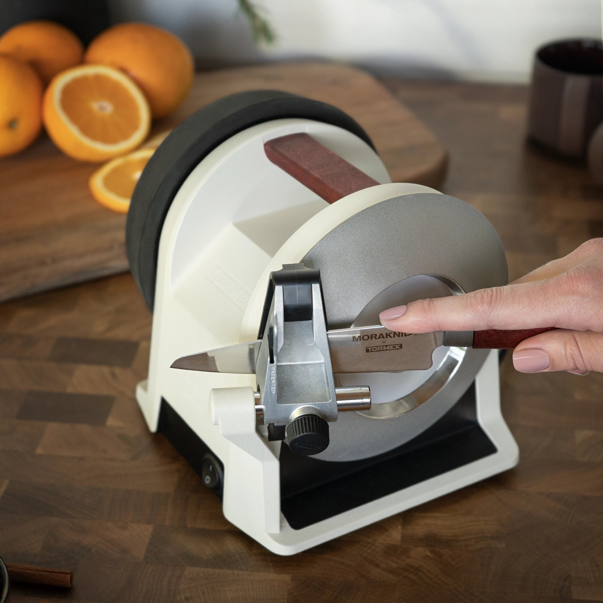 Sharpening a knife on Tormek T-1 Morakniv 1891 Linen White